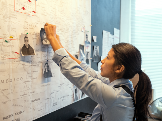 Detetive organizando quadro