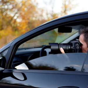 Detetive dentro de um carro