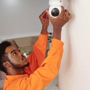 Homem instalando câmera
